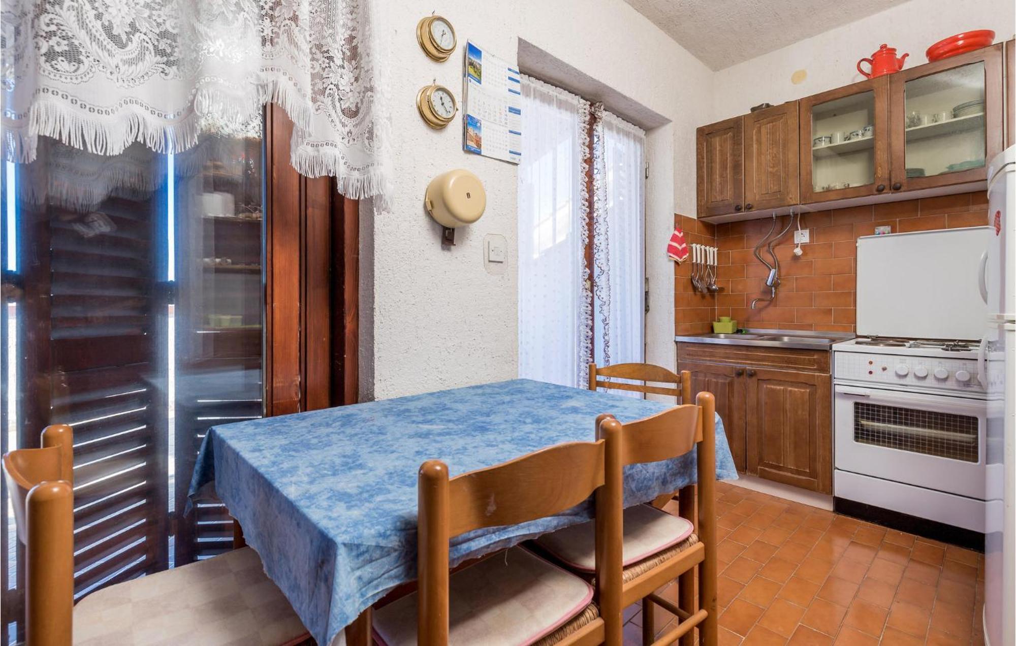2 Bedroom Nice Apartment In Ябланац Экстерьер фото